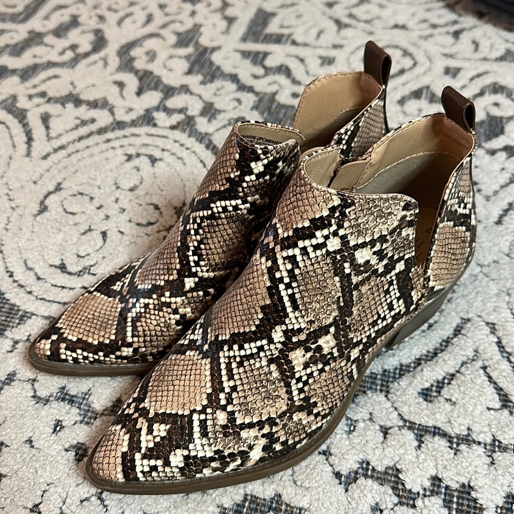Time & Tru - Sintetico Snakeskin Print - Memory Foam Ankle Boots - Size 7
